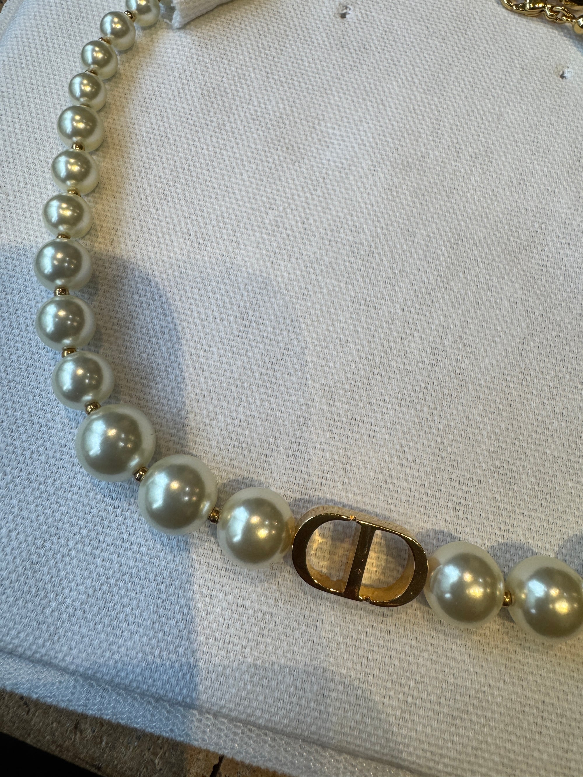 Christian Dior 30 Montaigne Short Necklace, White