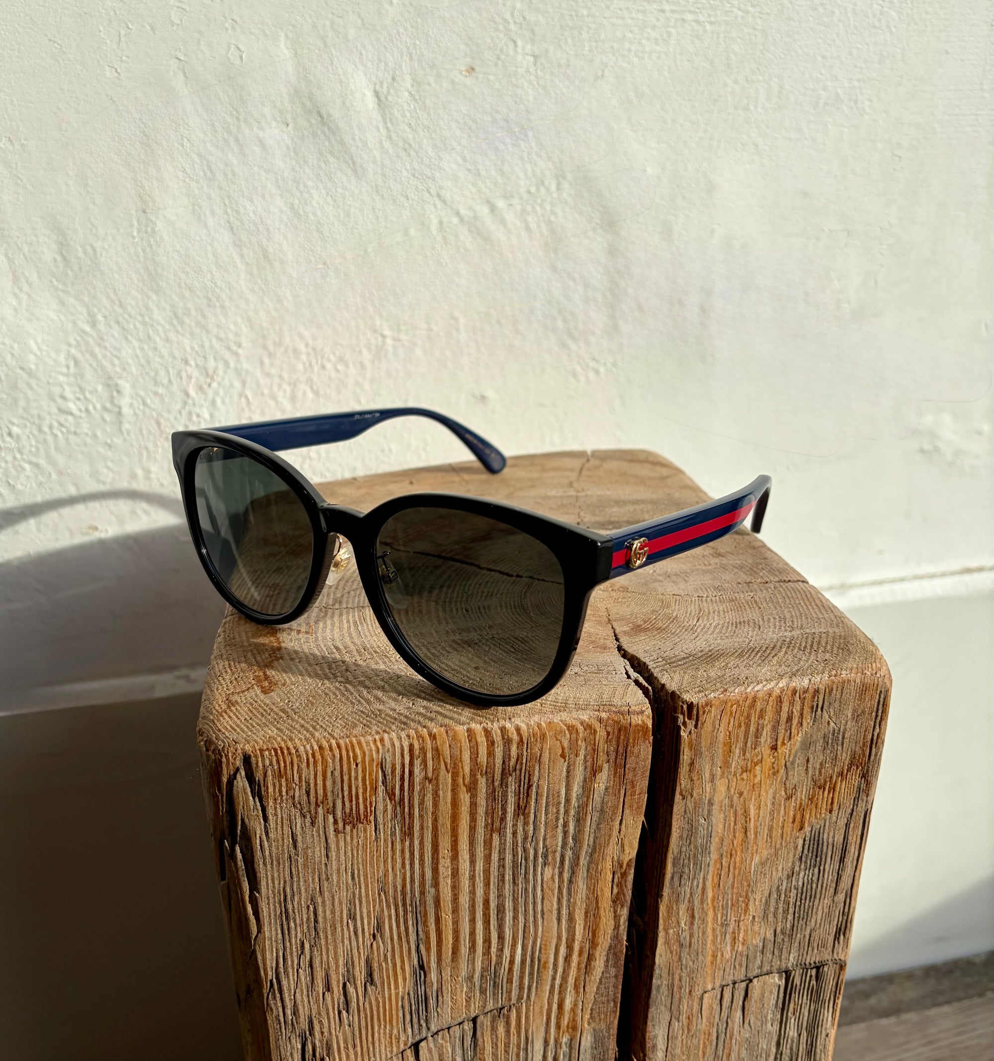 Gucci Cat Eye Sunglasses With Red/Blue Arms, Black