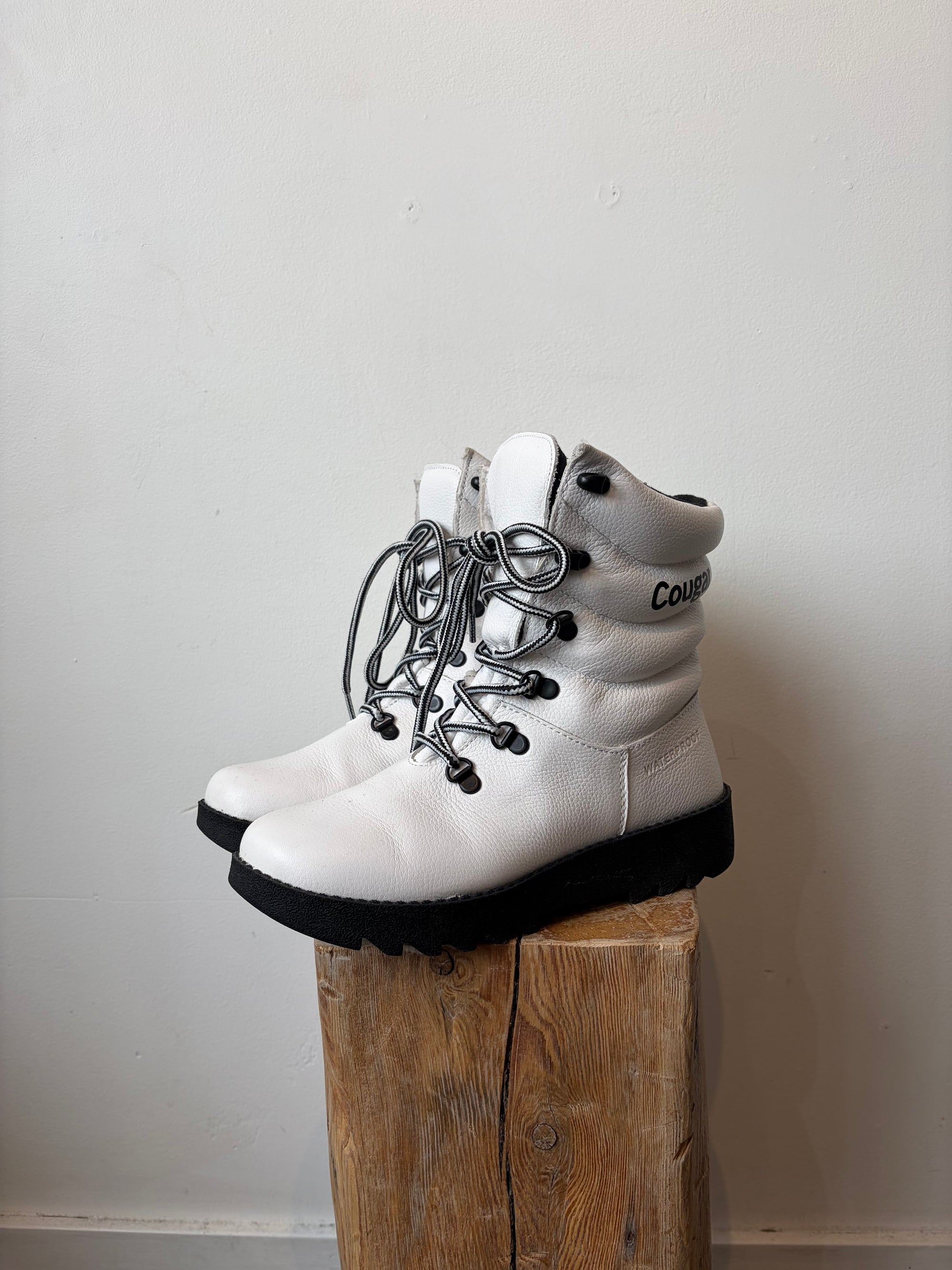 Cougar Waterproof Pillow Boots, White, 6