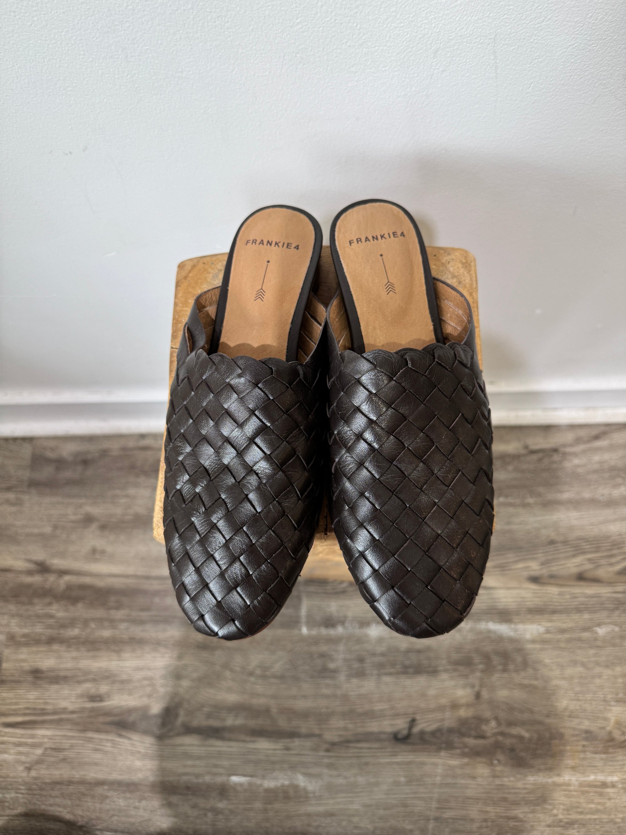 Frankie4 Wallace Mule, Chocolate Brown, 7