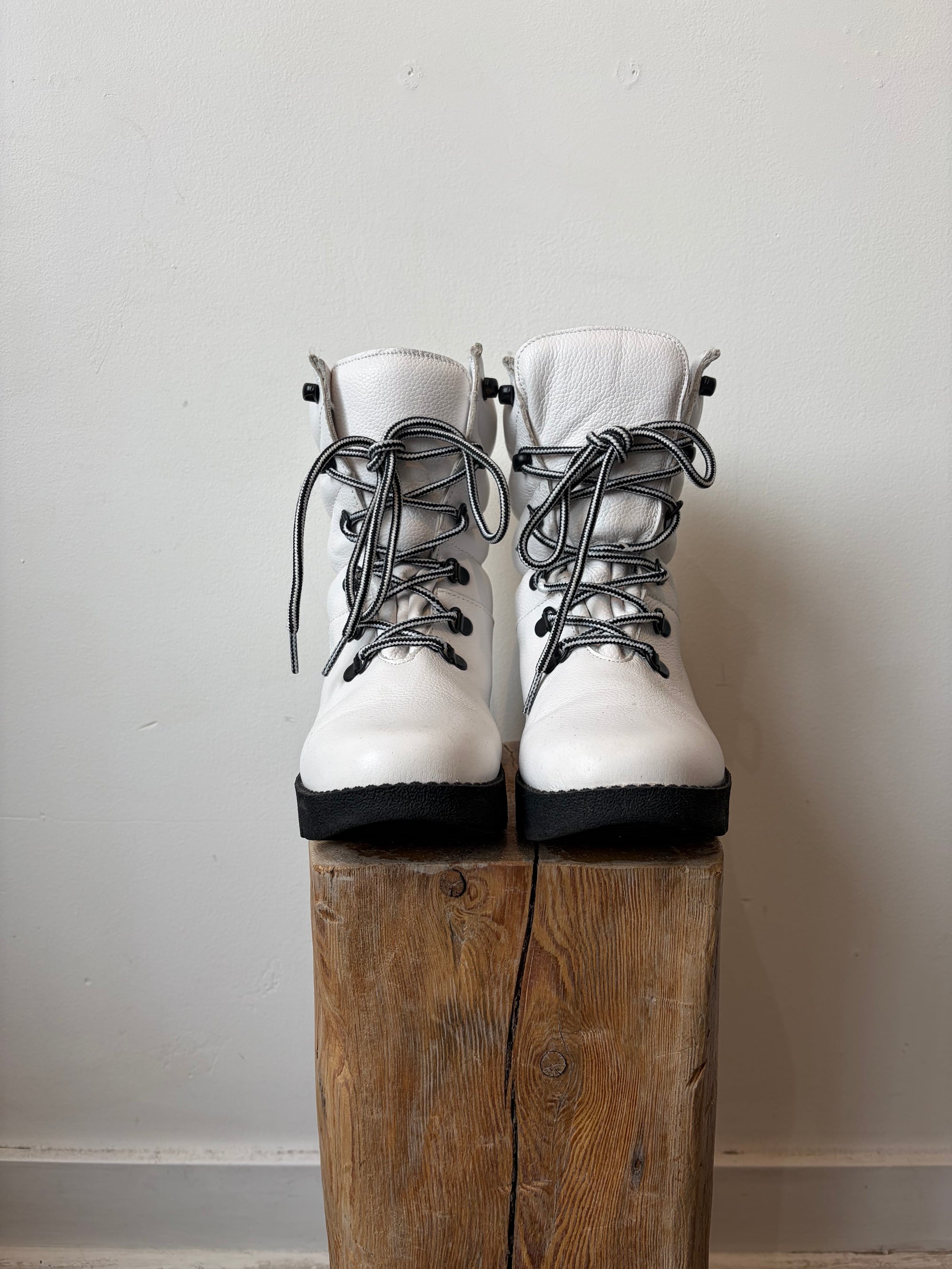 Cougar Waterproof Pillow Boots, White, 6