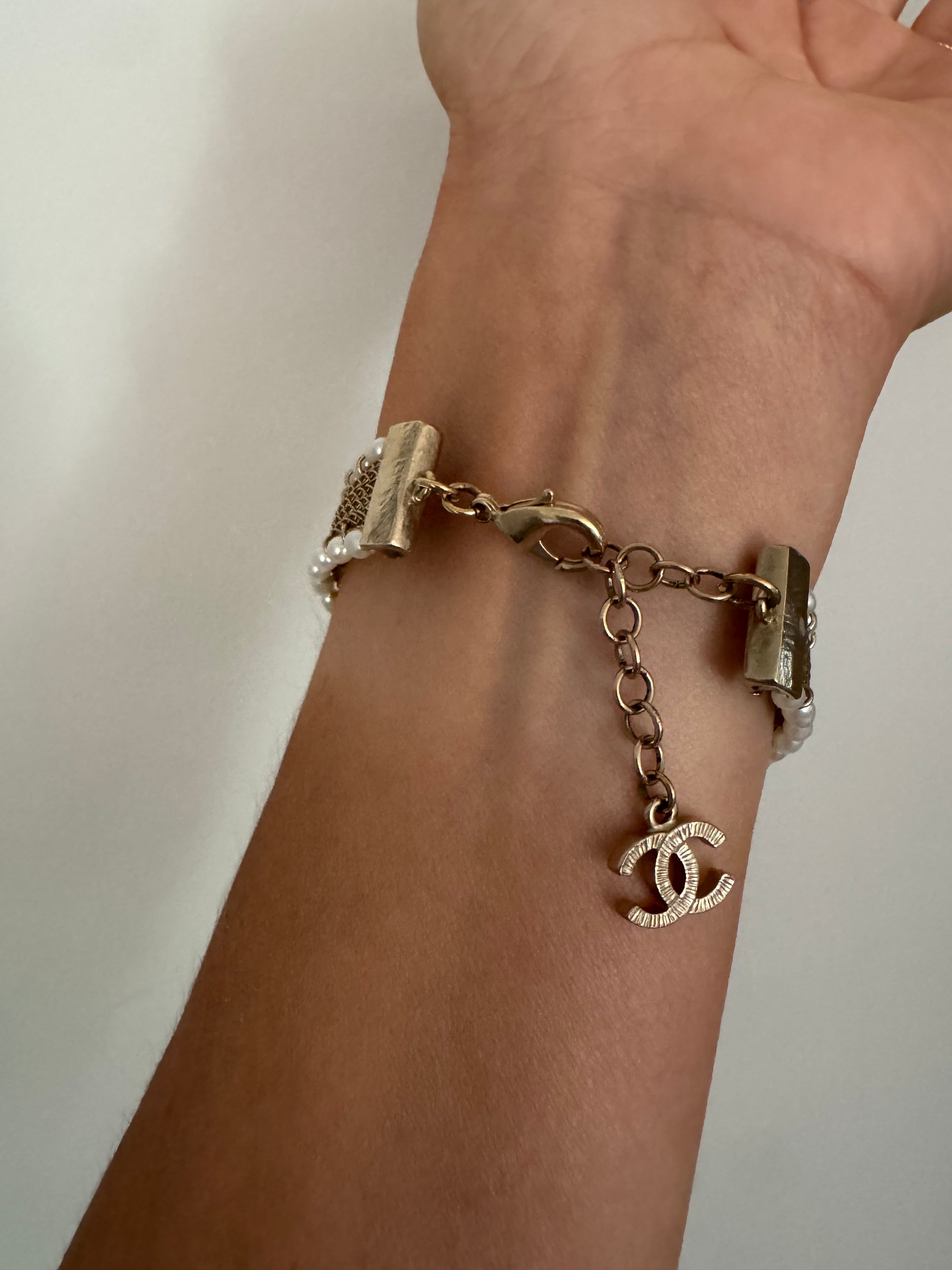 Chanel mesh/pearl CC bracelet, Fall/Winter 2018, Gold