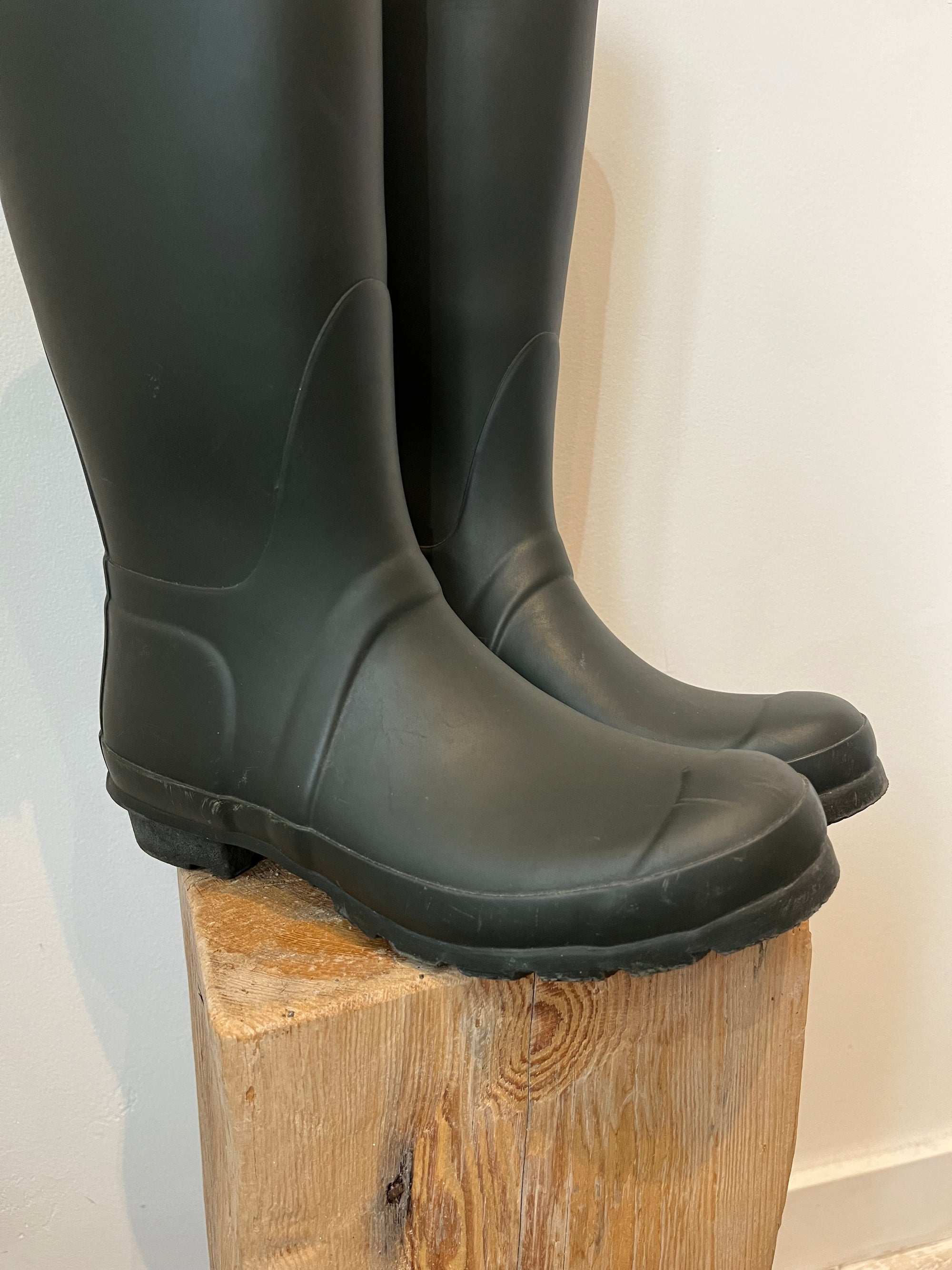 Hunter Matte Tall Rainboots, Dark Green, 7 Women's