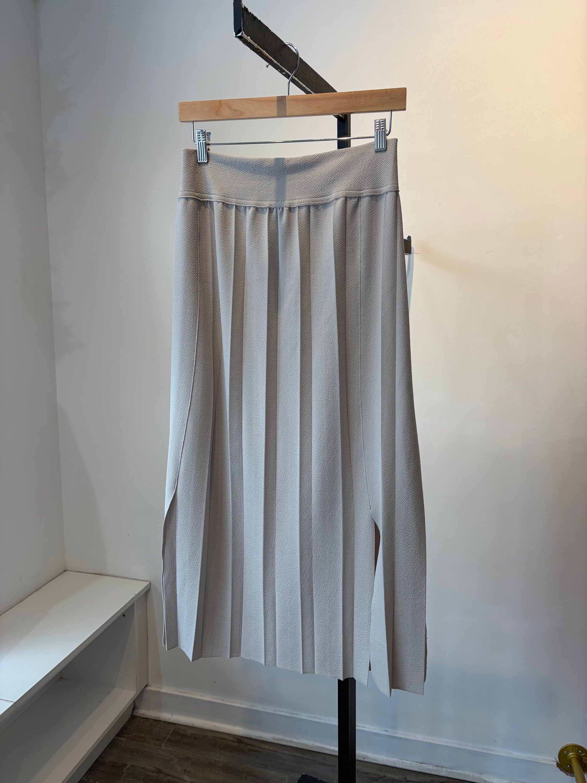 Oak + Fort Pleated Midi Skirt With Slits, Beige, Medium