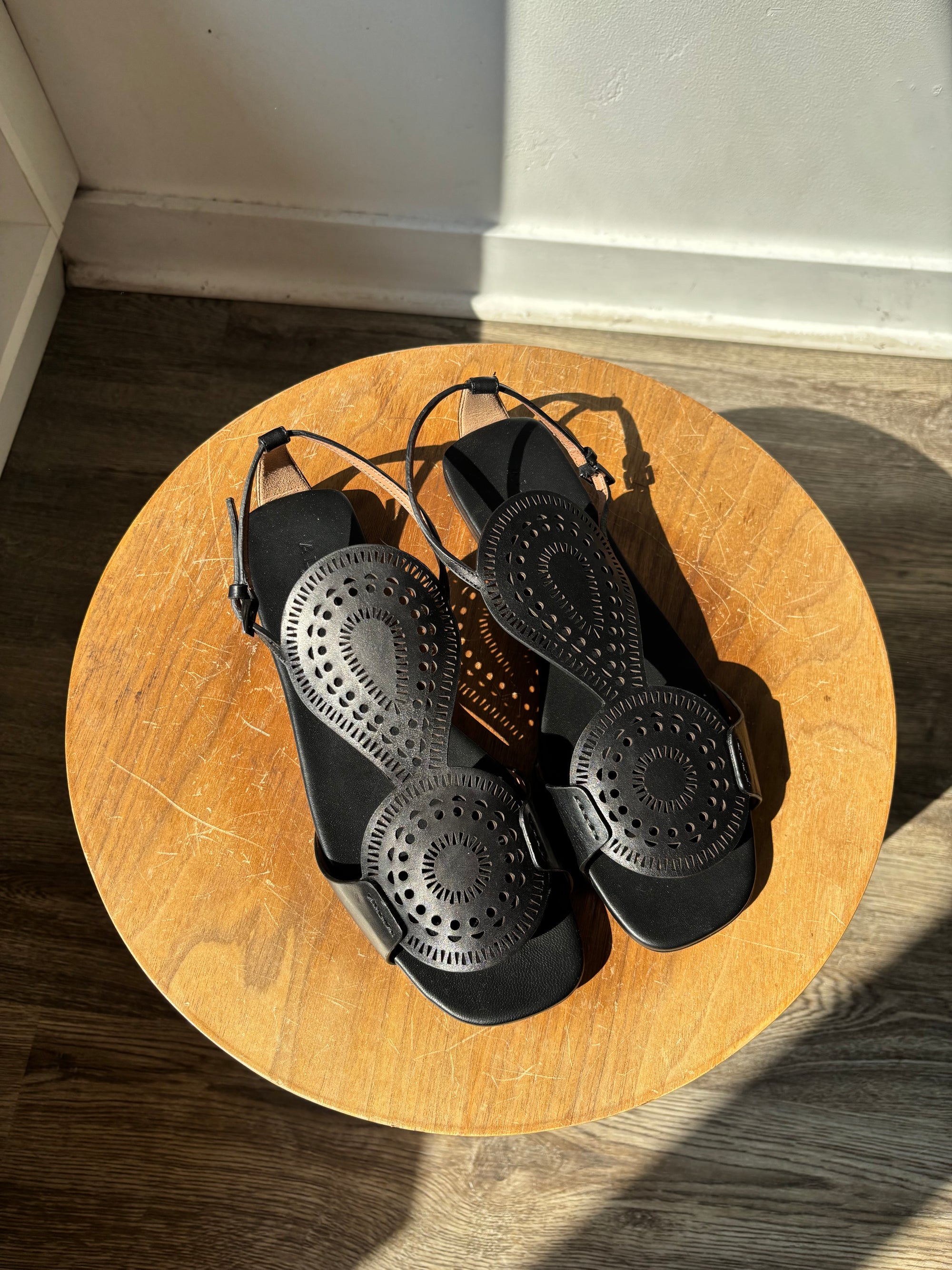 Alaïa plastron openwork flat sandals Footwear Black, 39