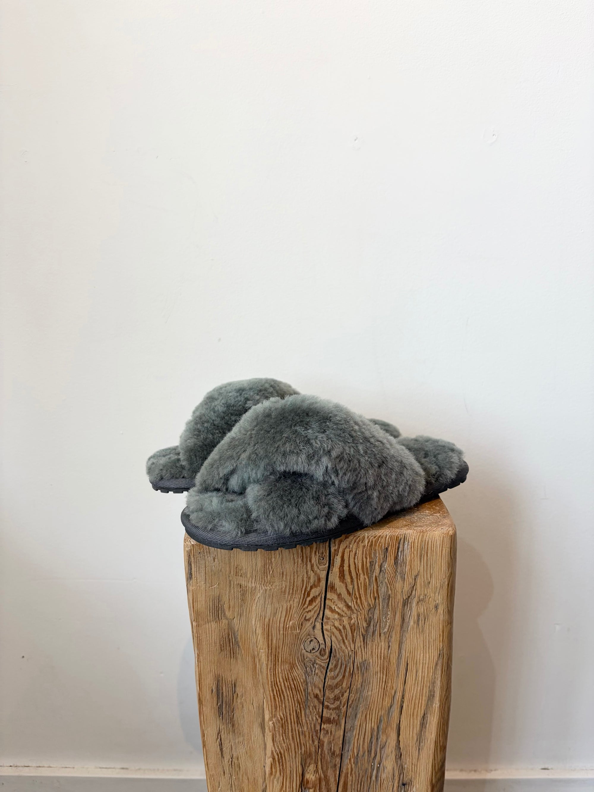 EMU australia Mayberry Fluffy Crossover Slippers, Green, W5