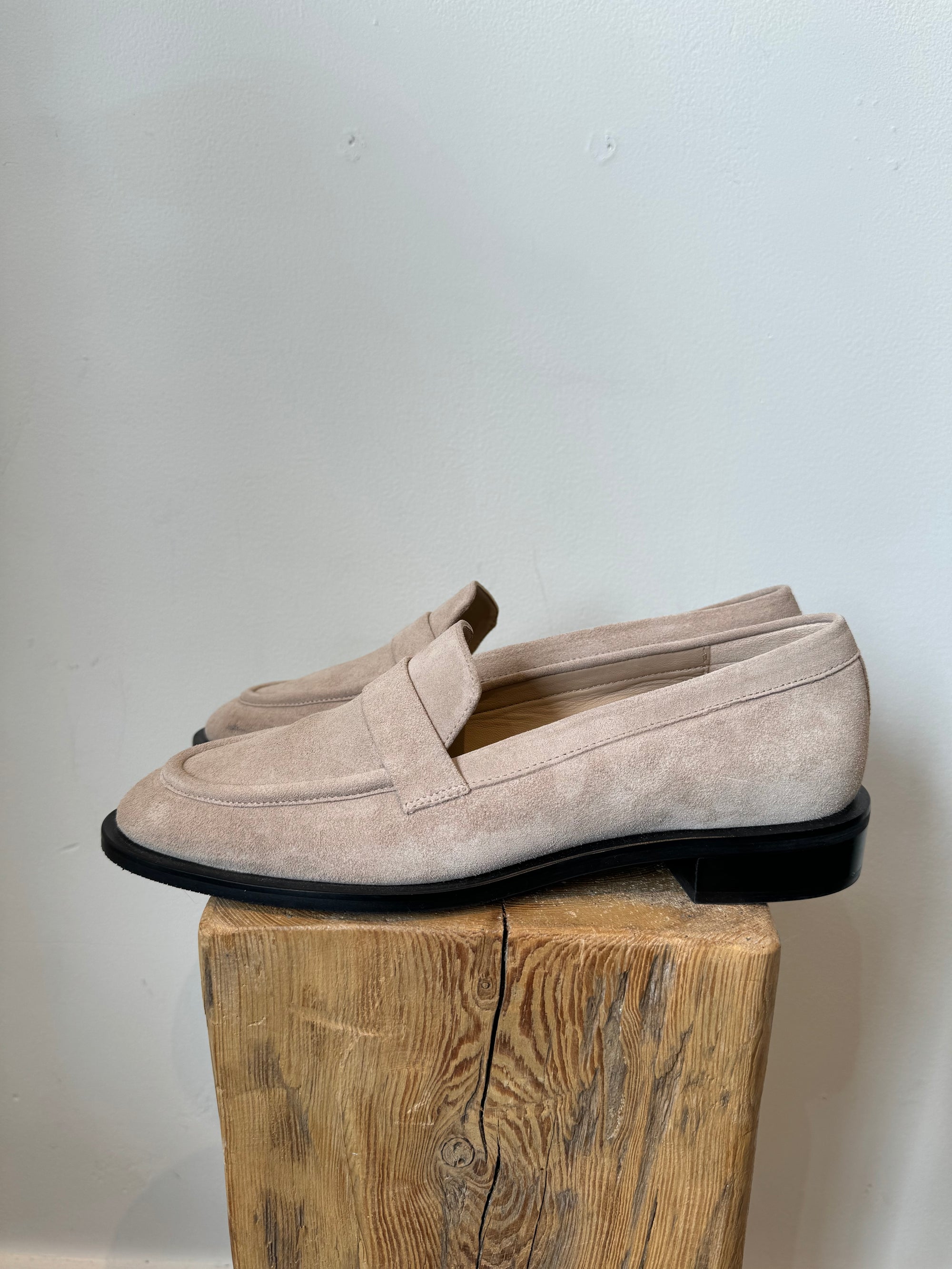 Stuart Weitzman Suede Loafers Taupe, 7.5