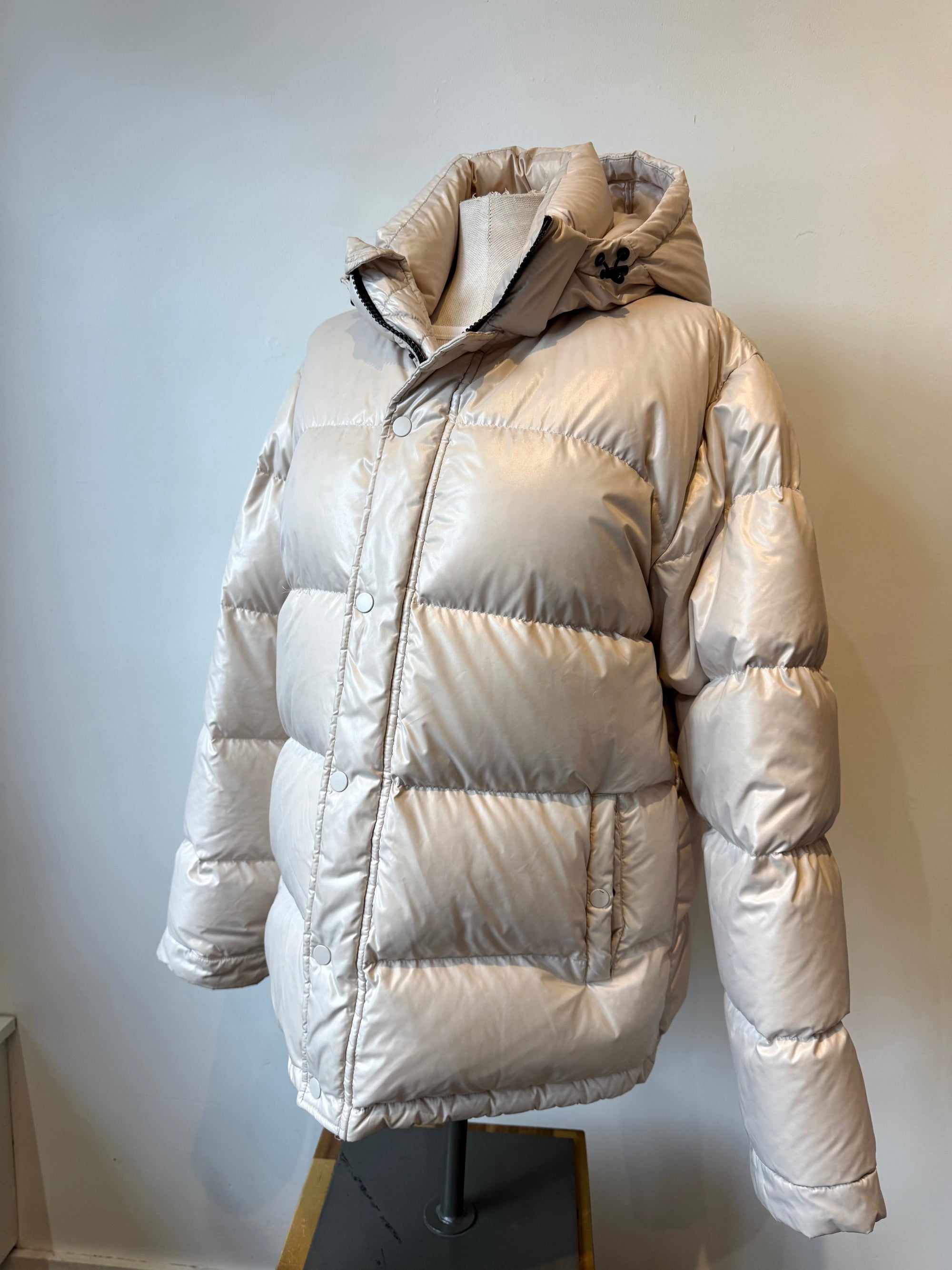 TNA Super Puff Jackets Hi Gloss Cream, Large