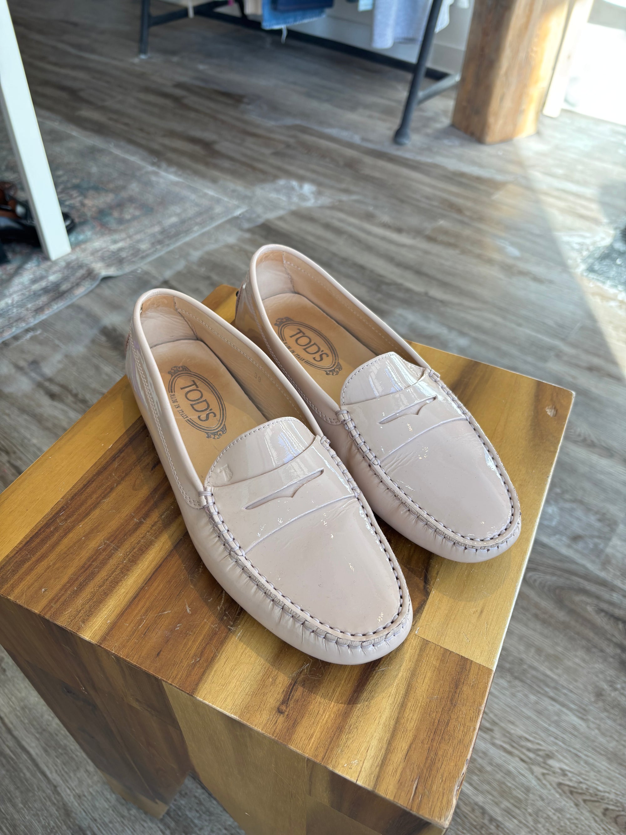 Tod’s Patent Loafers Beige, 39