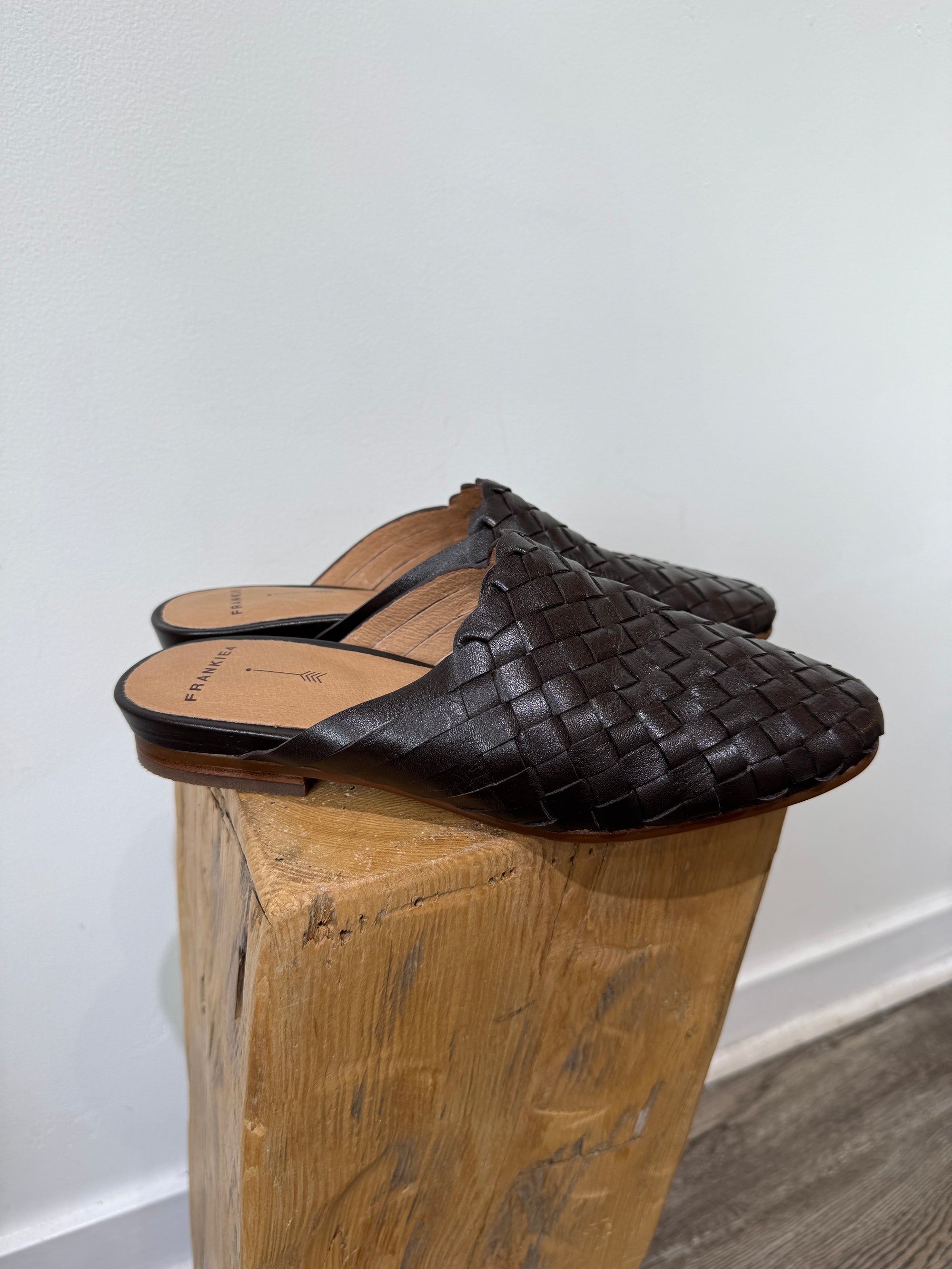 Frankie4 Wallace Mule, Chocolate Brown, 7