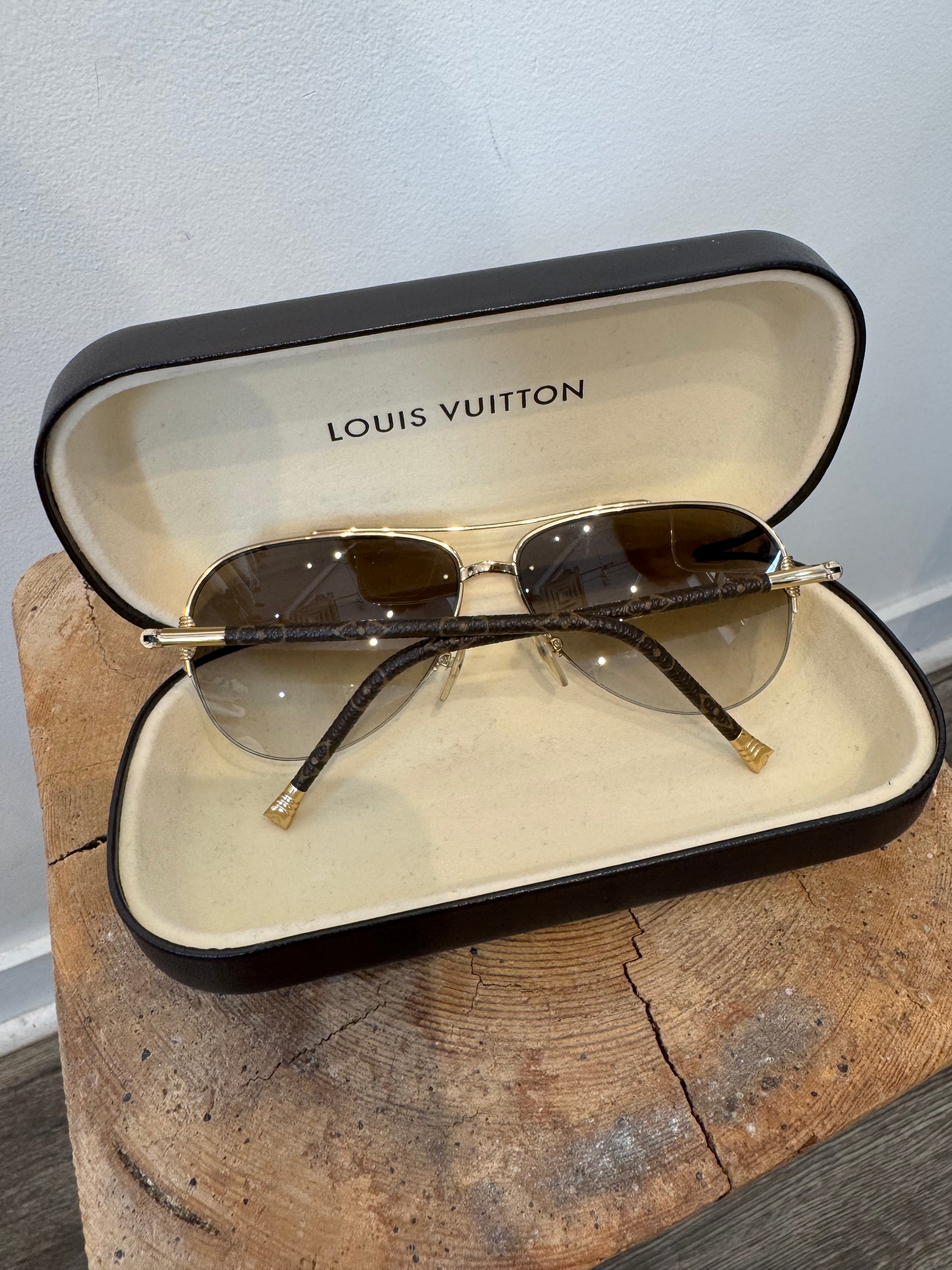 Louis Vuitton Petite Viola Pilote Sunglasses, Gold