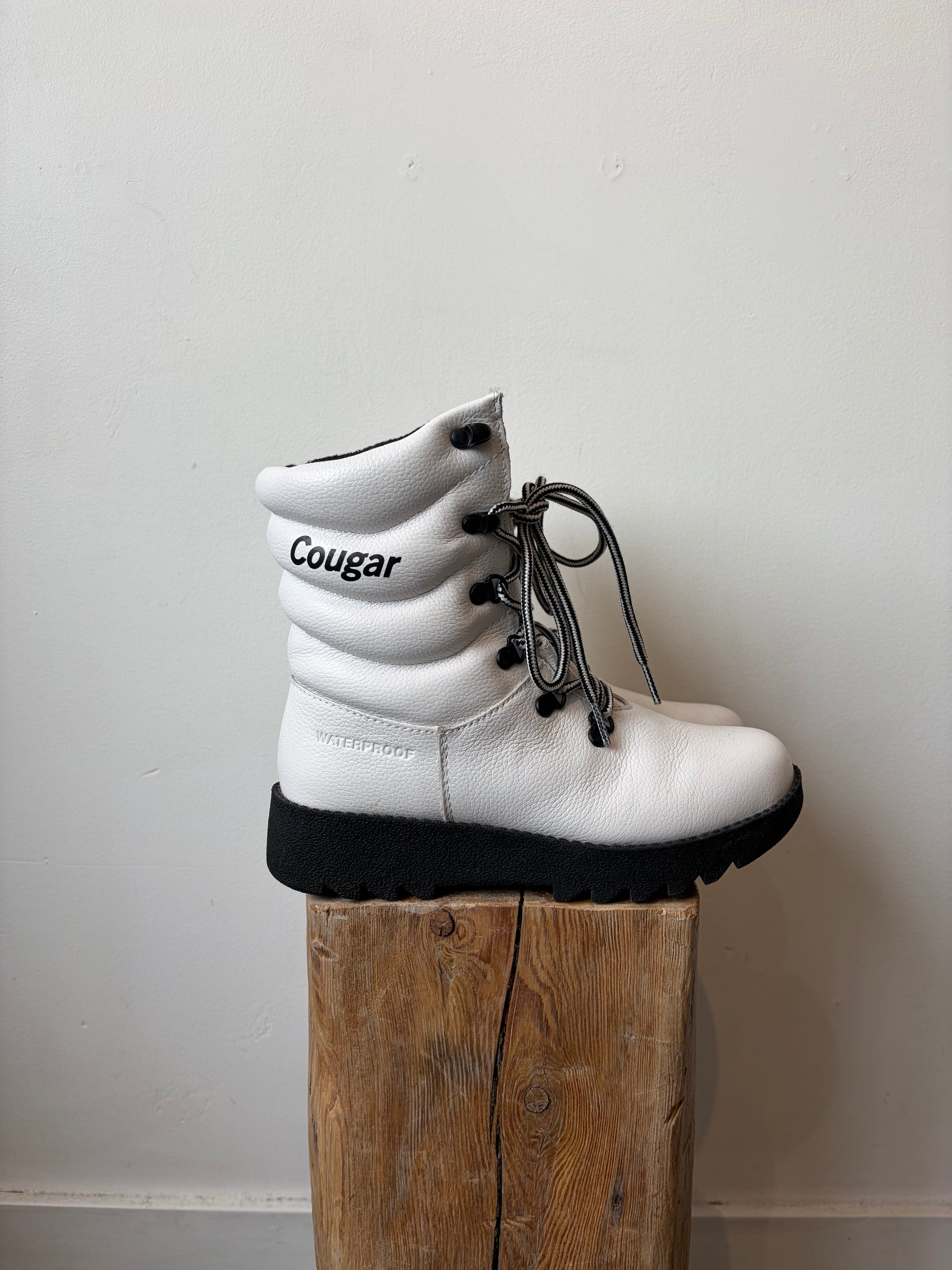 Cougar Waterproof Pillow Boots, White, 6