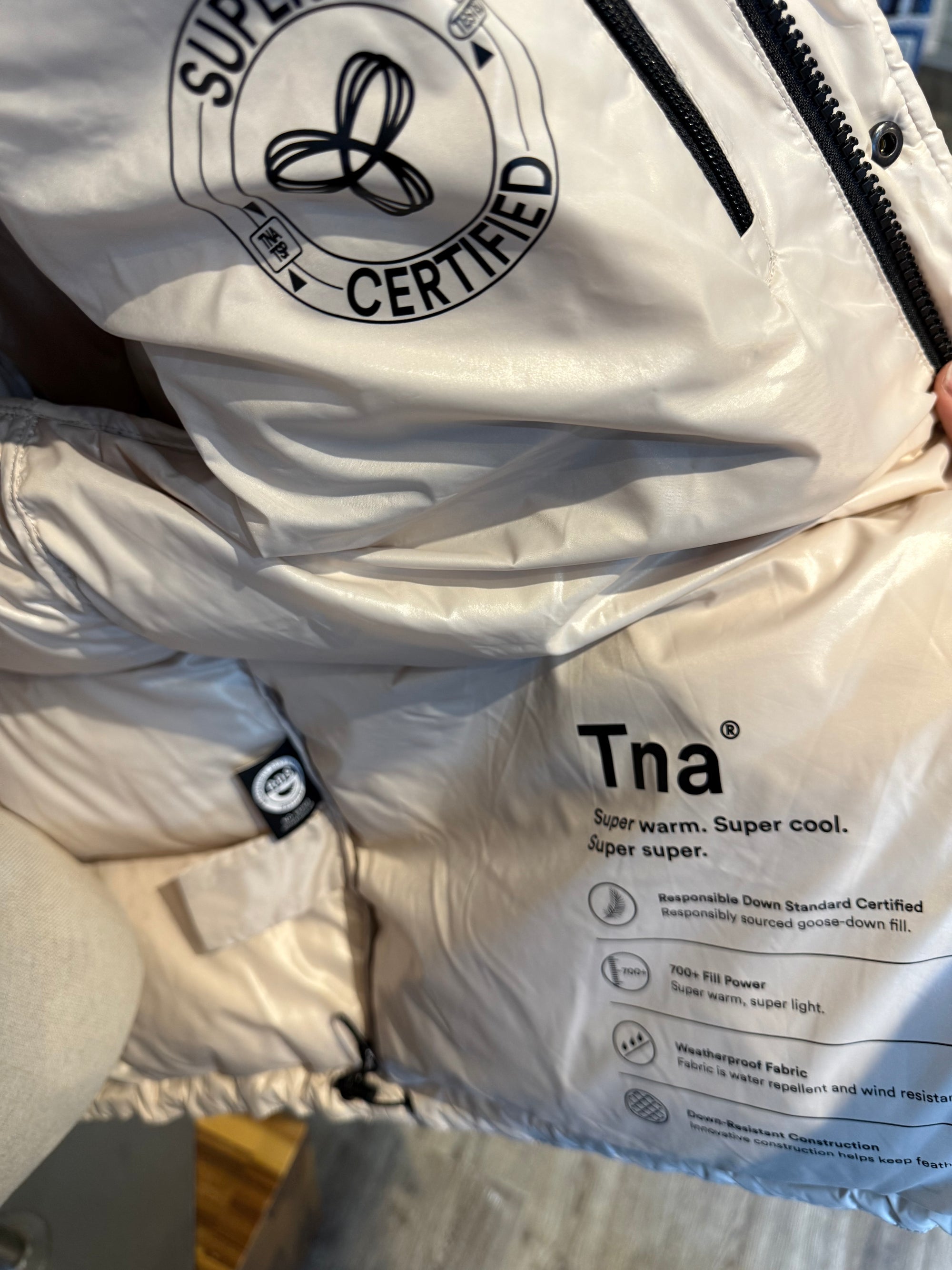 TNA Super Puff Jackets Hi Gloss Cream, Large