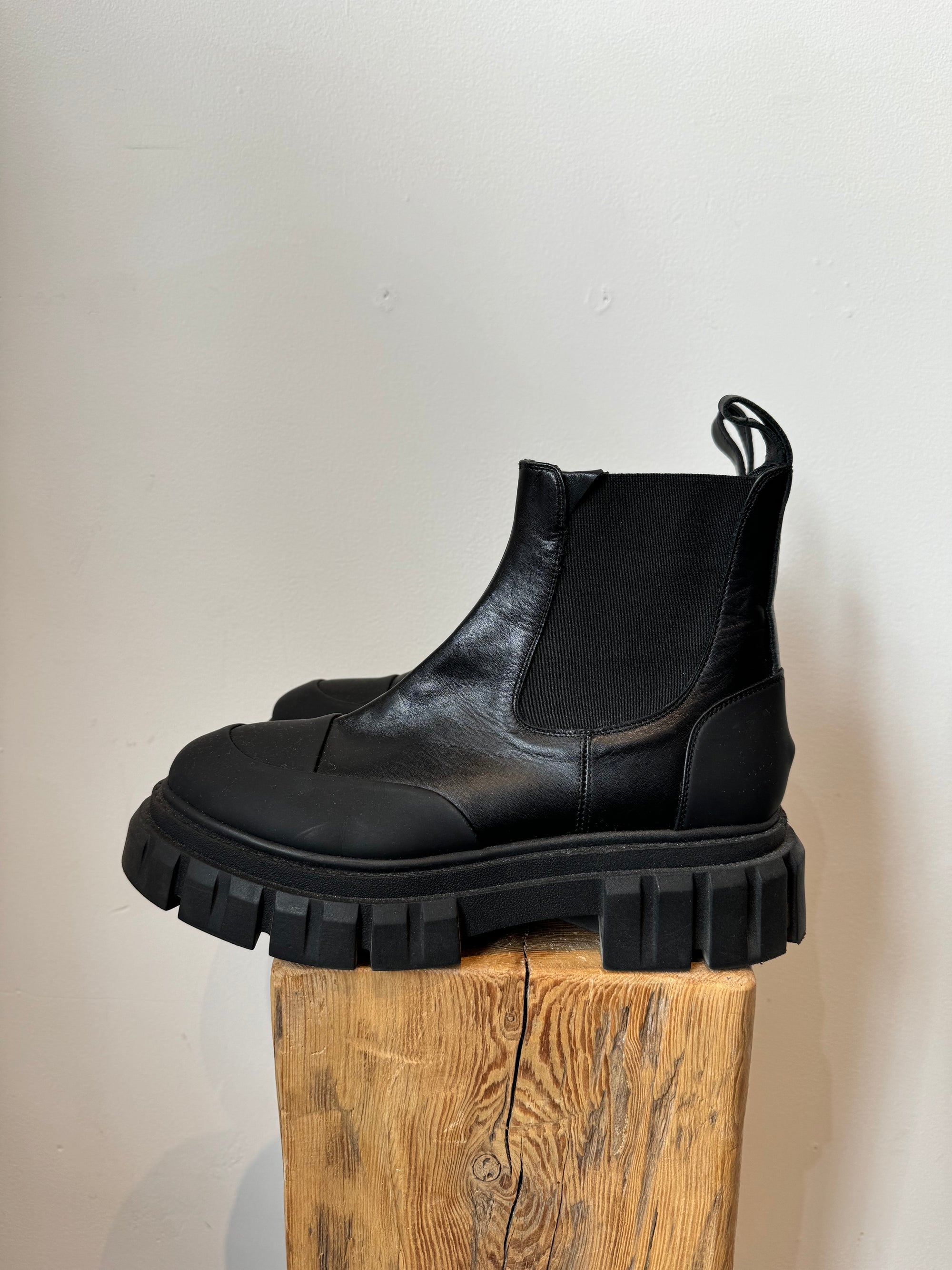 La Canadienne Black Platform Leather Boots, size 38.5