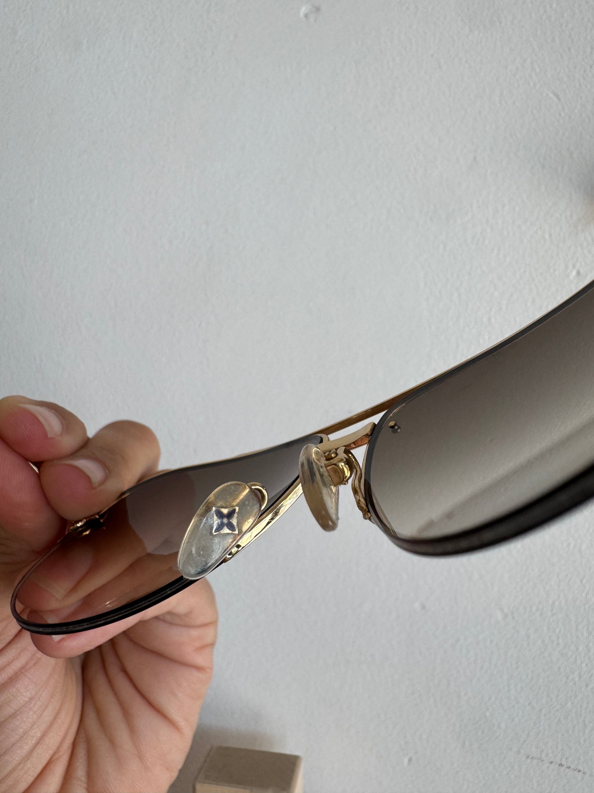 Louis Vuitton Petite Viola Pilote Sunglasses, Gold