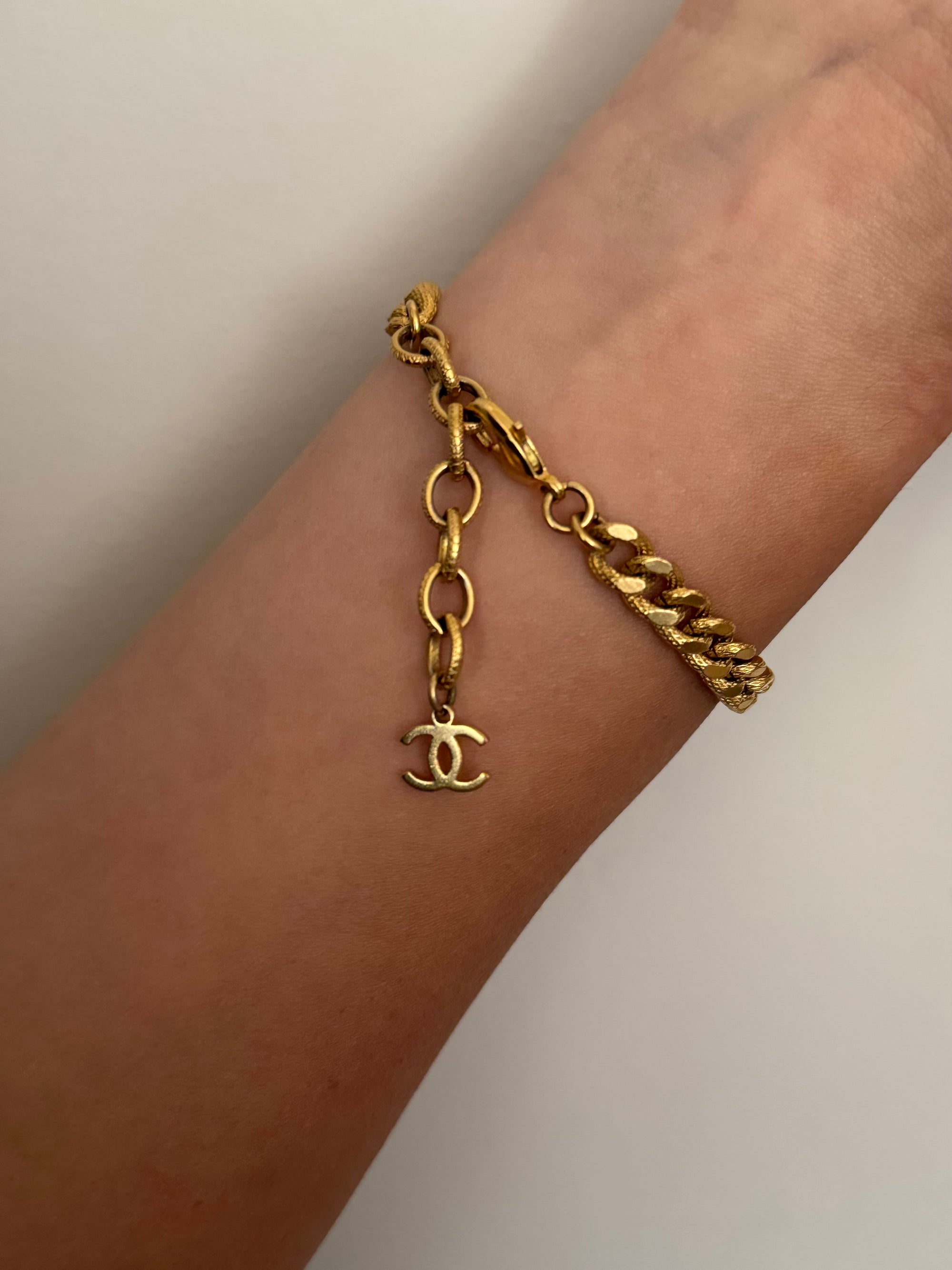 Chanel Curb Chain CC bracelet, fall/winter 2022, Gold Tone