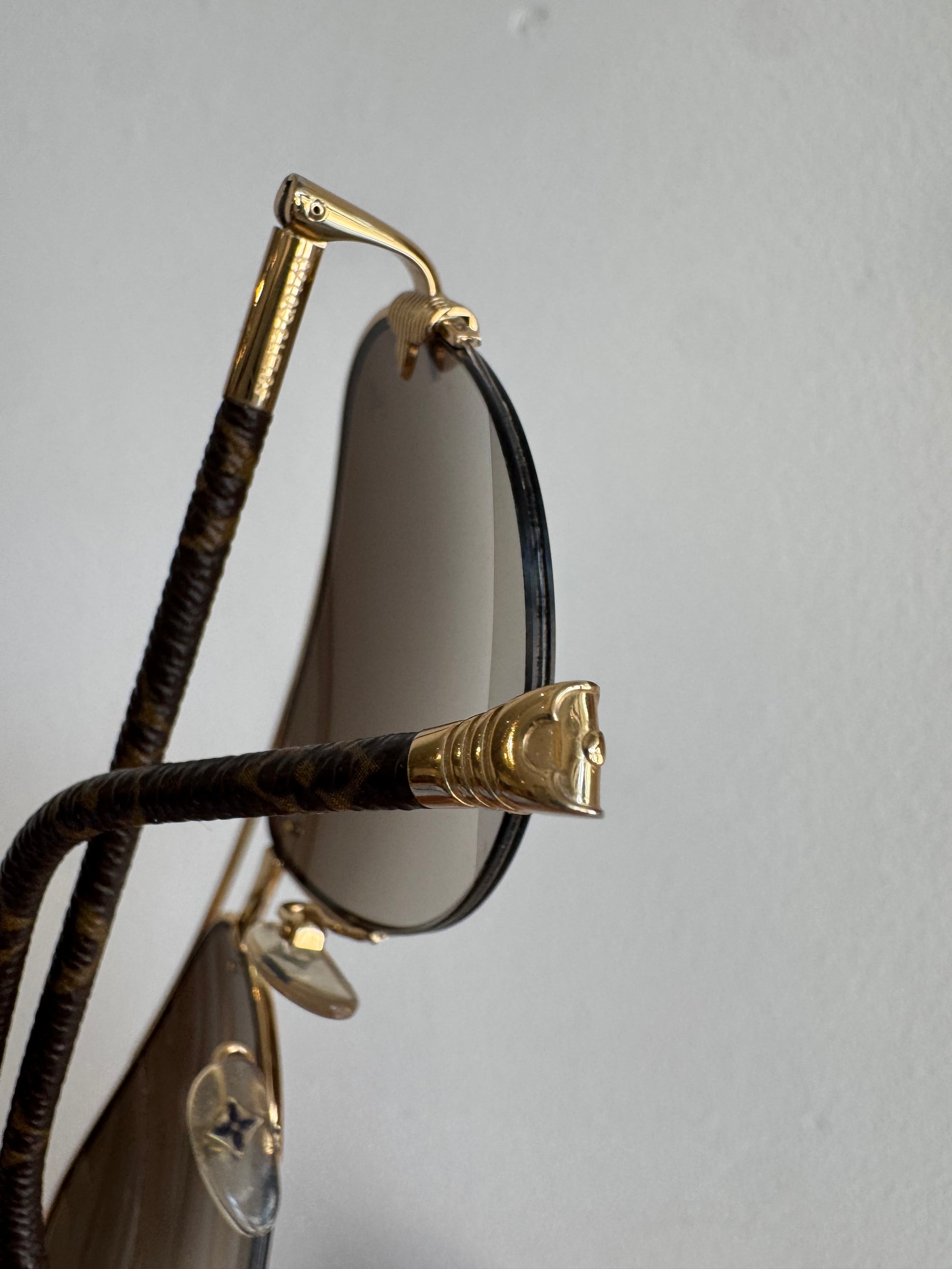 Louis Vuitton Petite Viola Pilote Sunglasses, Gold