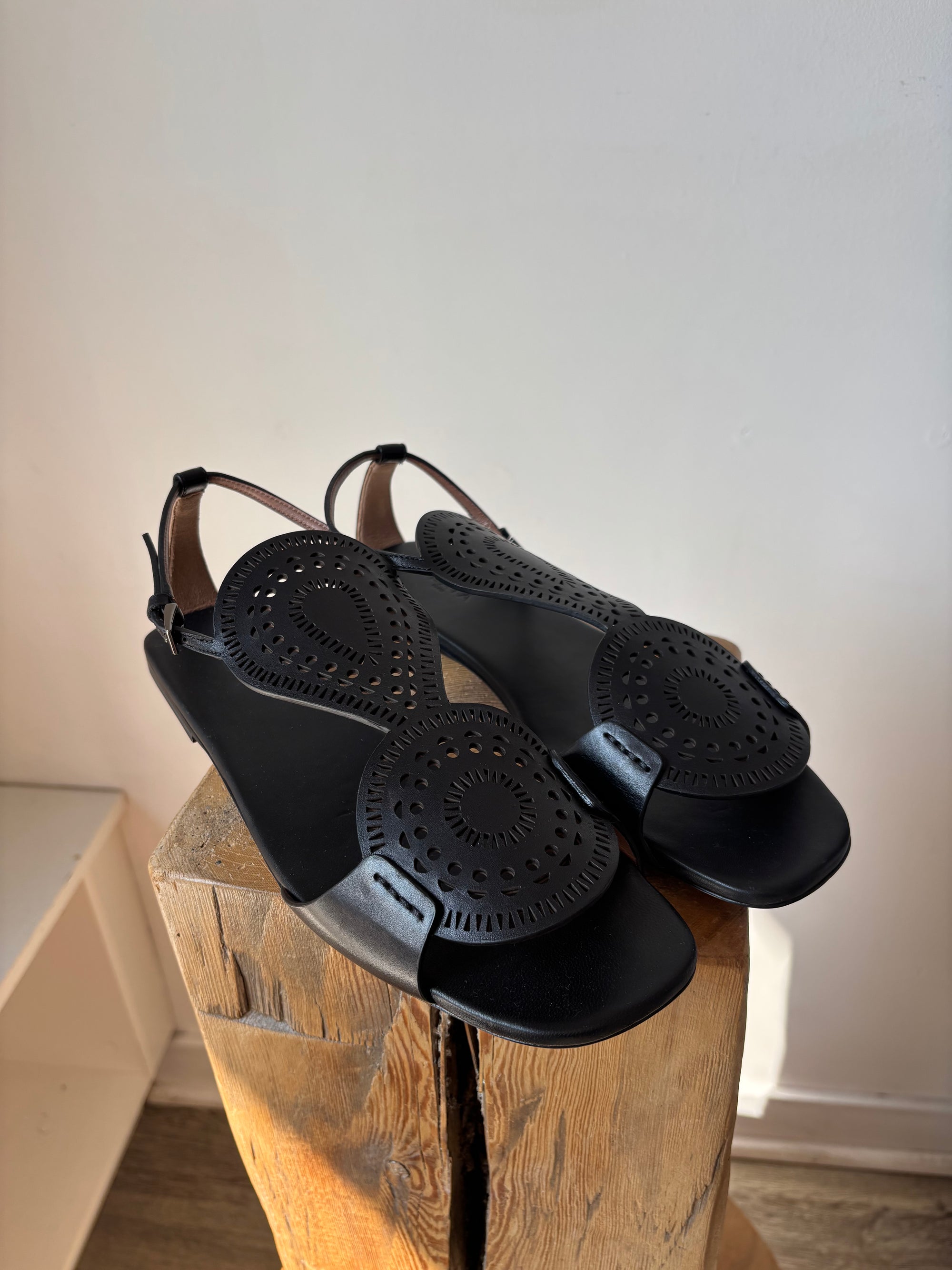 Alaïa plastron openwork flat sandals Footwear Black, 39