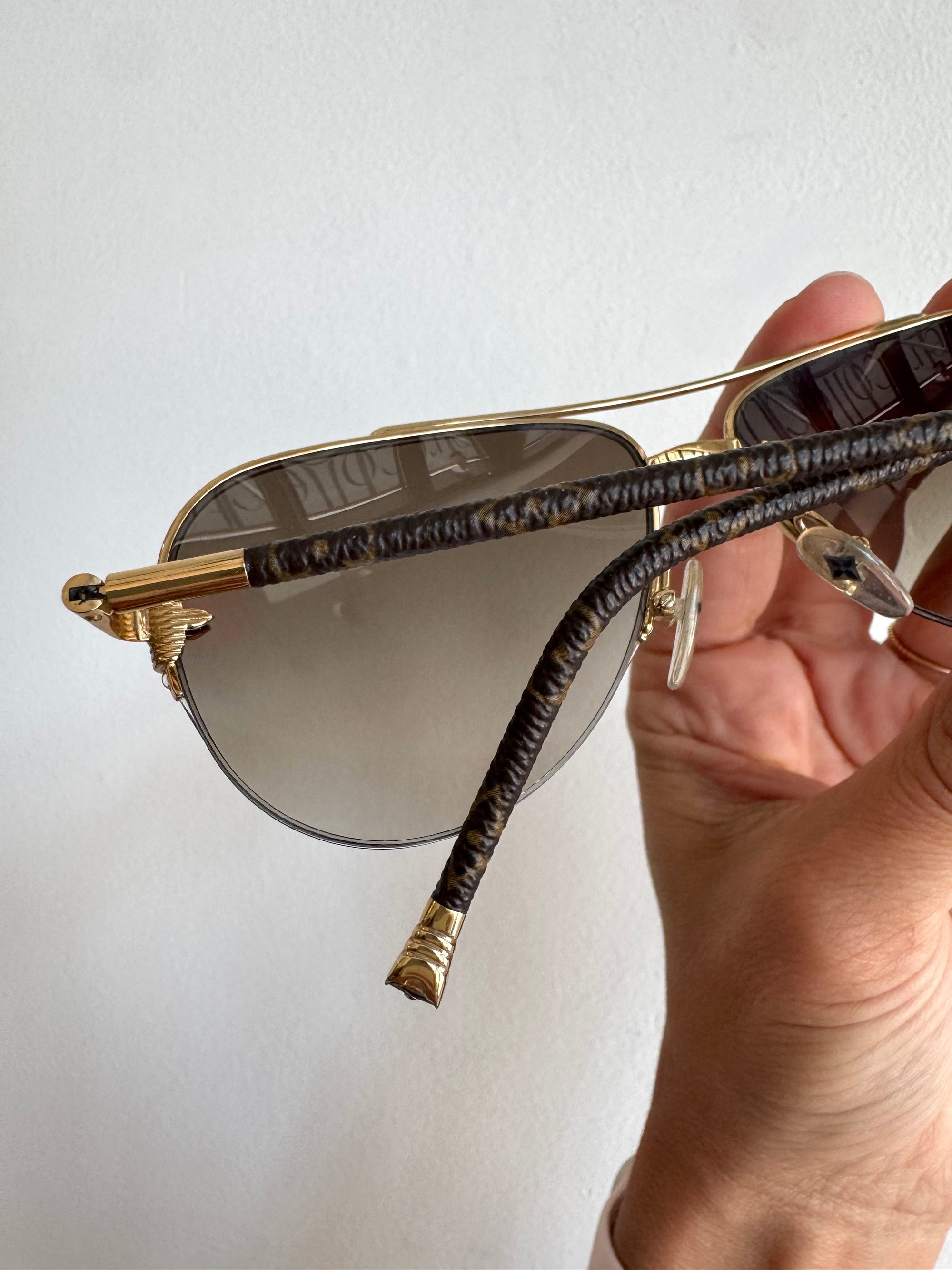 Louis Vuitton Petite Viola Pilote Sunglasses, Gold