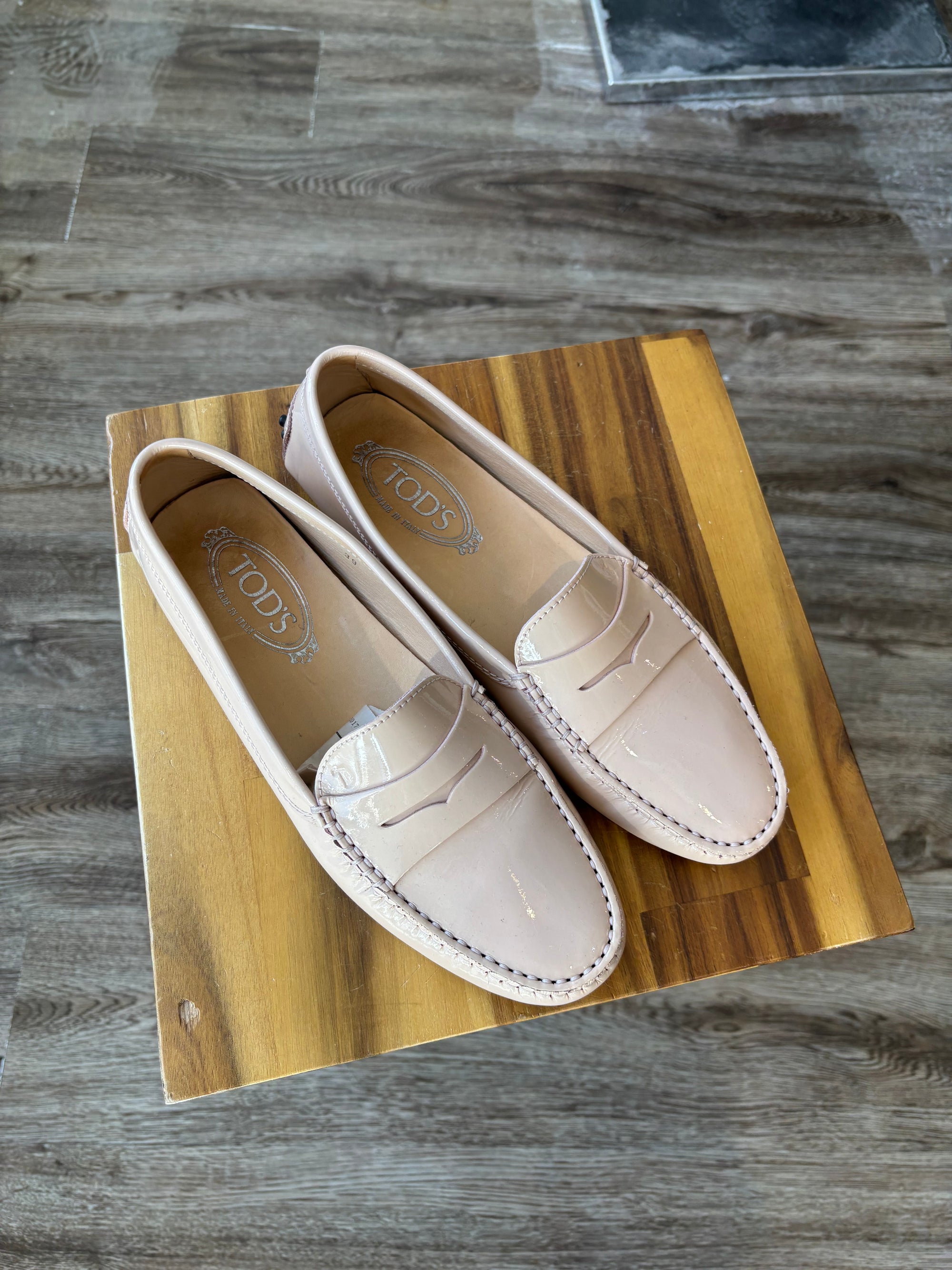 Tod’s Patent Loafers Beige, 39