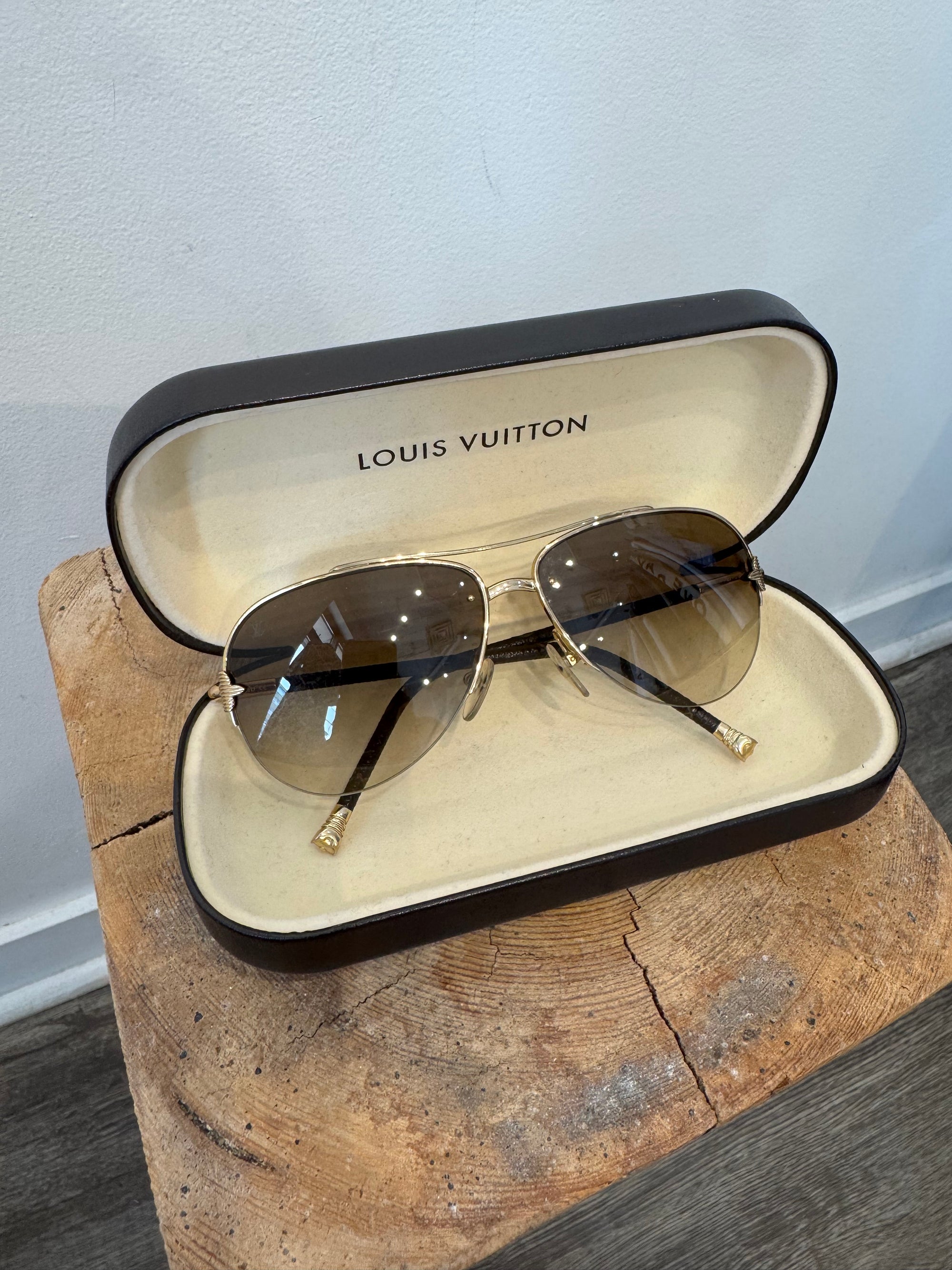 Louis Vuitton Petite Viola Pilote Sunglasses, Gold