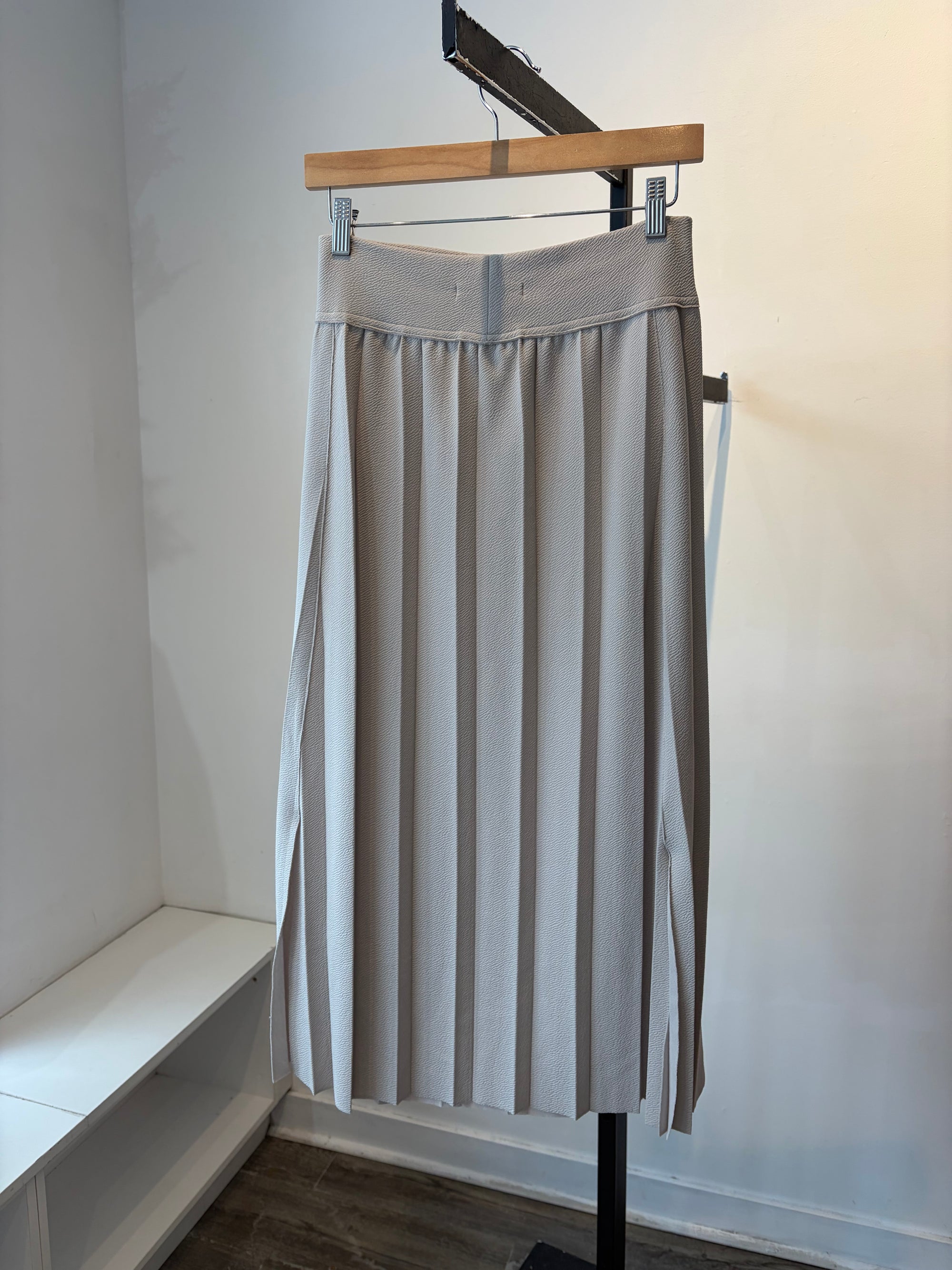 Oak + Fort Pleated Midi Skirt With Slits, Beige, Medium