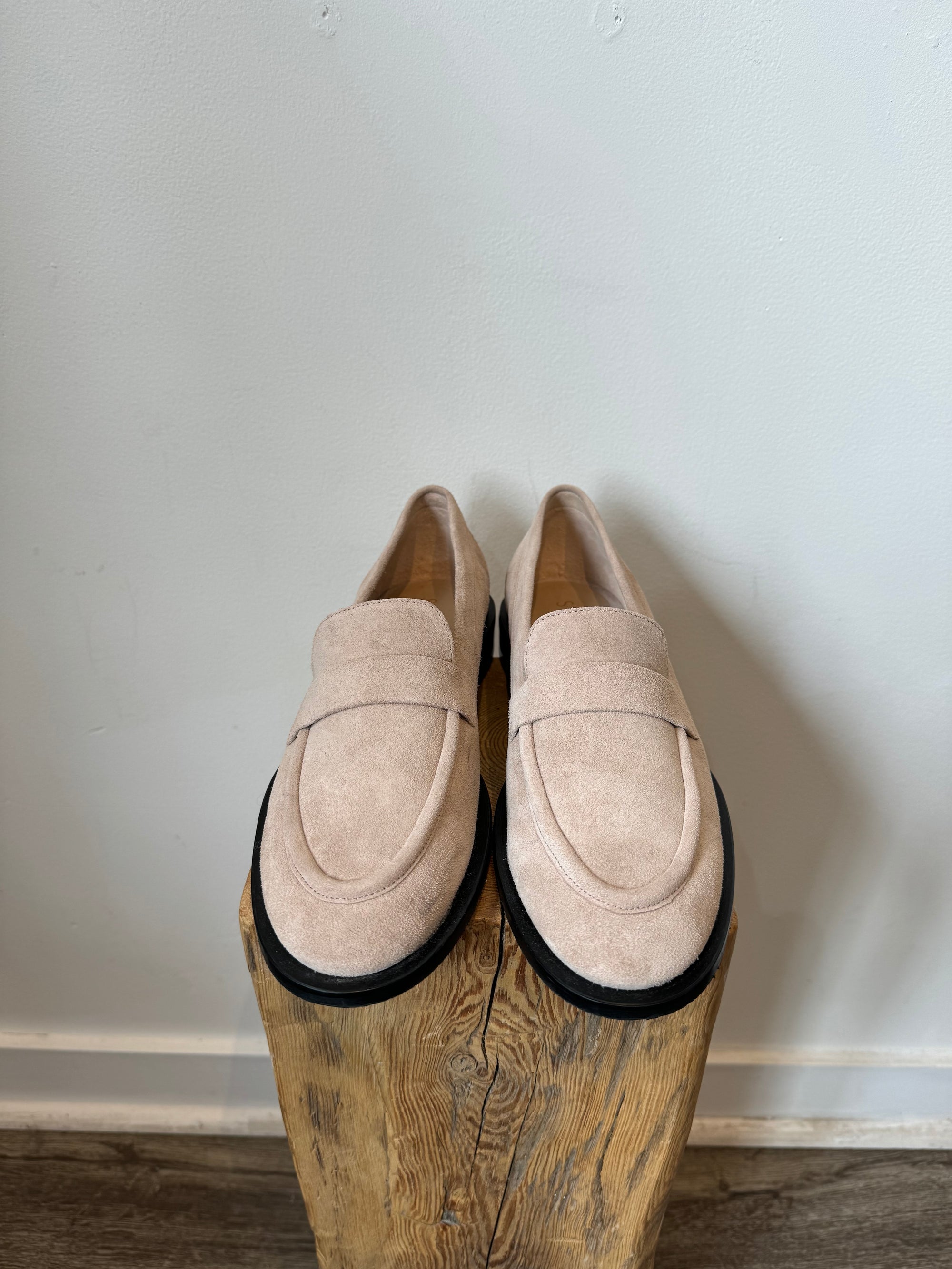 Stuart Weitzman Suede Loafers Taupe, 7.5