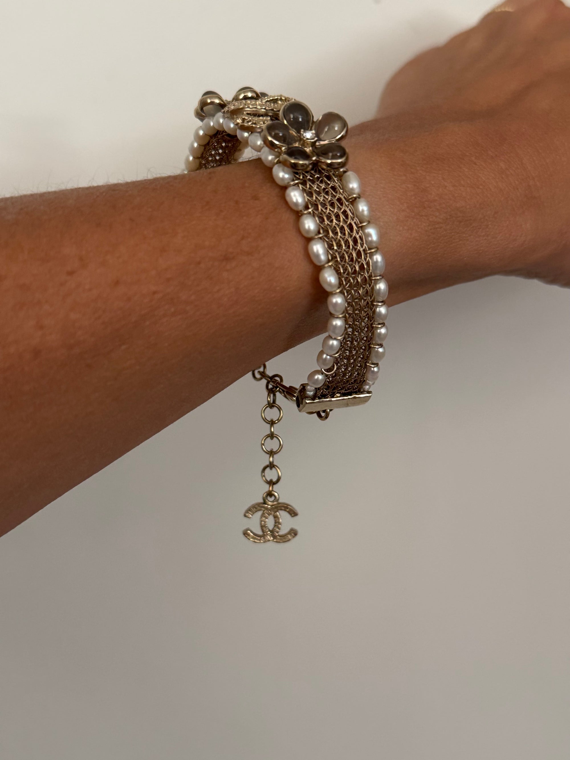 Chanel mesh/pearl CC bracelet, Fall/Winter 2018, Gold