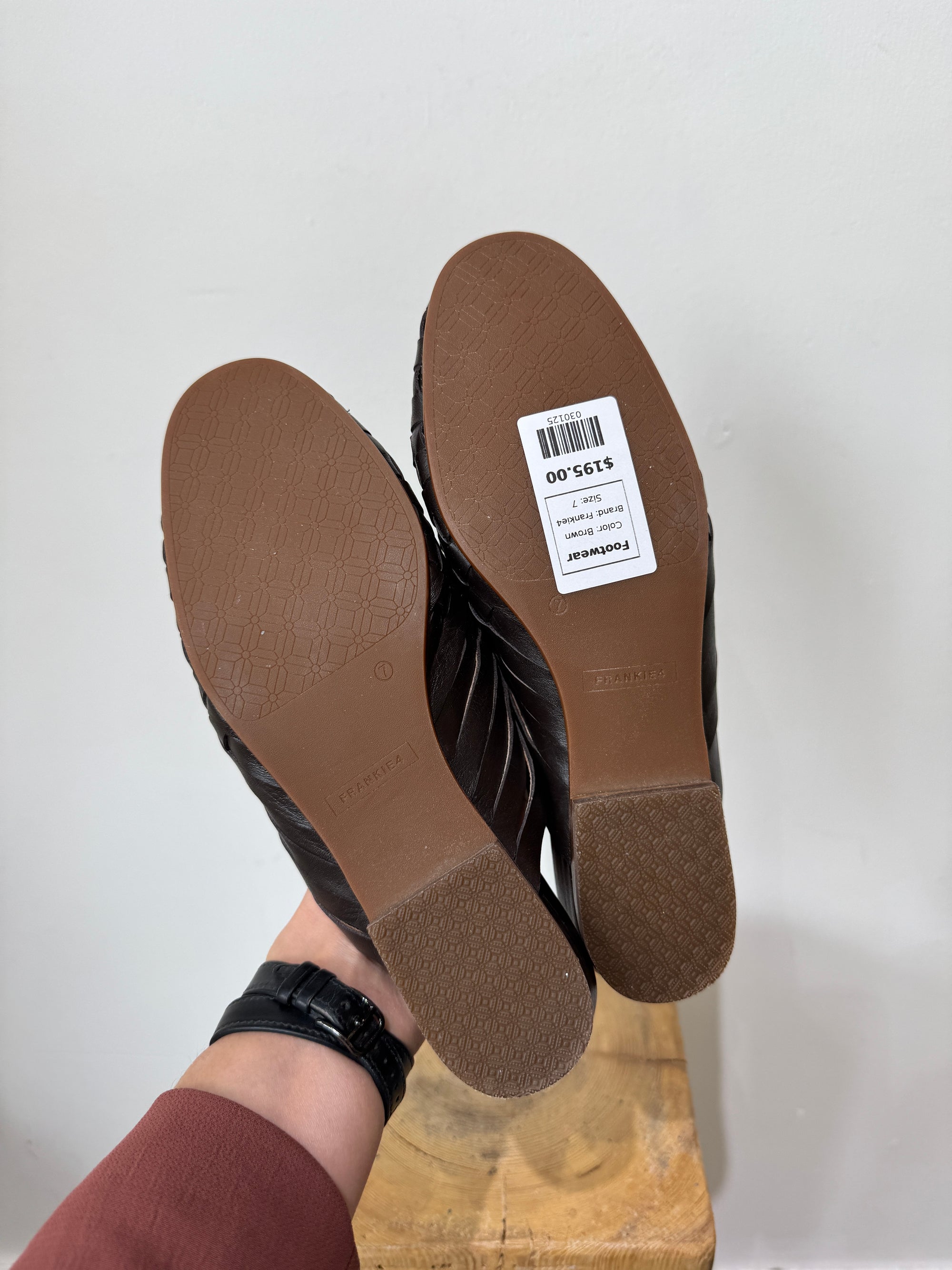 Frankie4 Wallace Mule, Chocolate Brown, 7