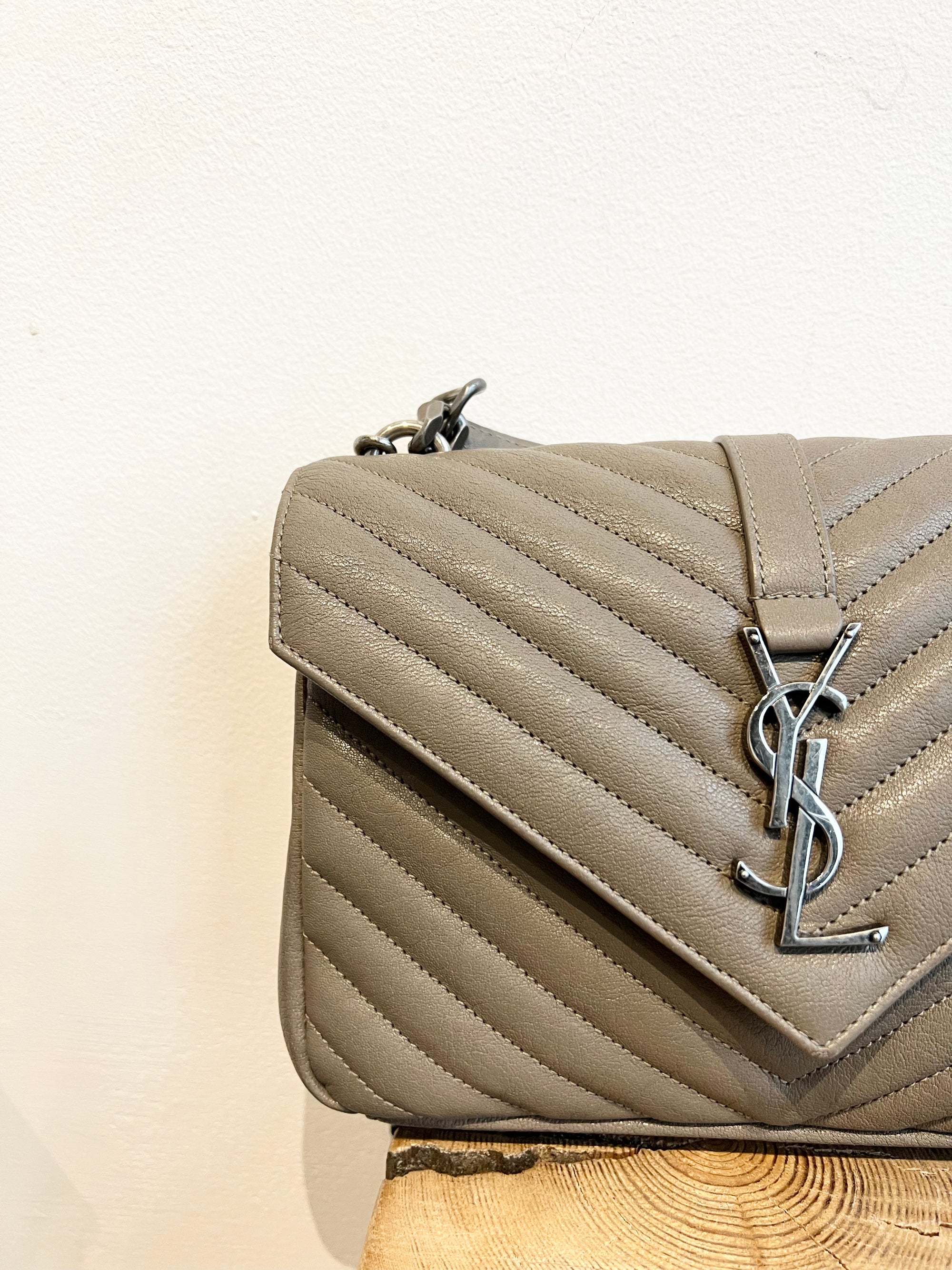 College Medium Leather Shoulder Bag in Grey - Saint Laurent